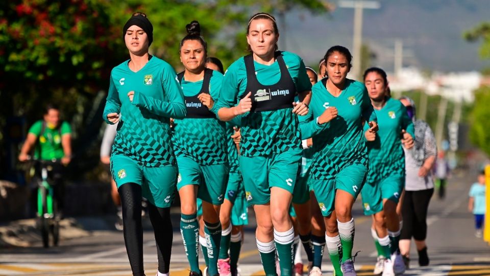 Daniela Calderón (al frente) es la principal goleadora del Club León Femenil.