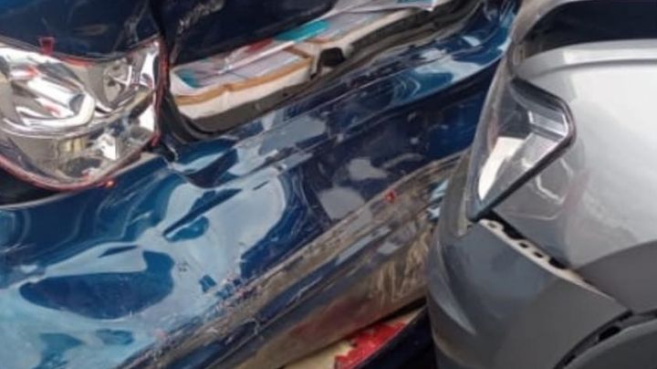 Camioneta impacta a vehículos que esperaban en semáforo en Tula; un muerto