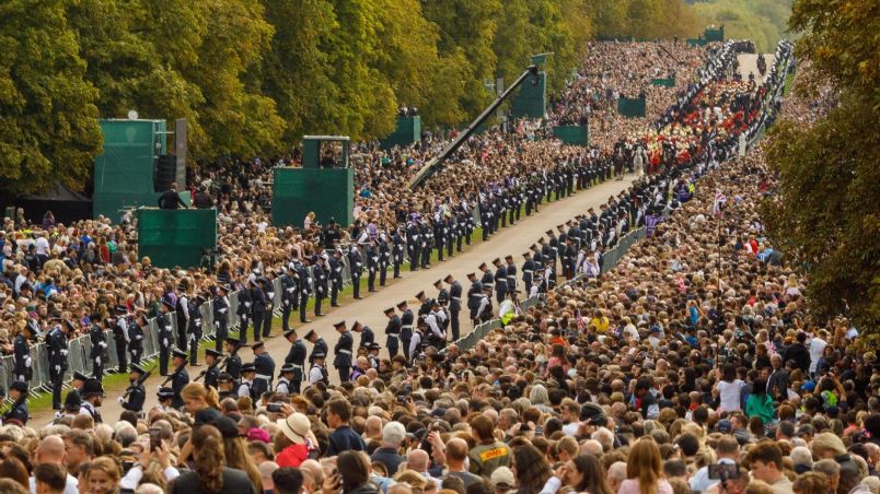 Miles de personas en el último adiós a Isabel II