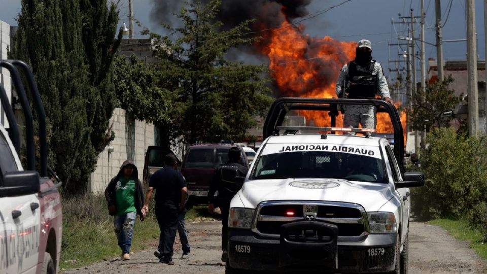 Elementos de la Guardia Nacional atendiendo la explosión de un gasoducto por robo de combustible en Puebla