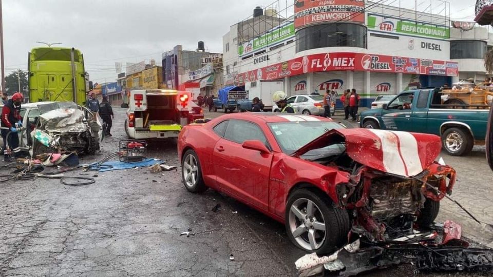 De acuerdo con los primeros reportes, el youtuber Heisenwolf conducía el Camaro que se impactó contra un taxi.