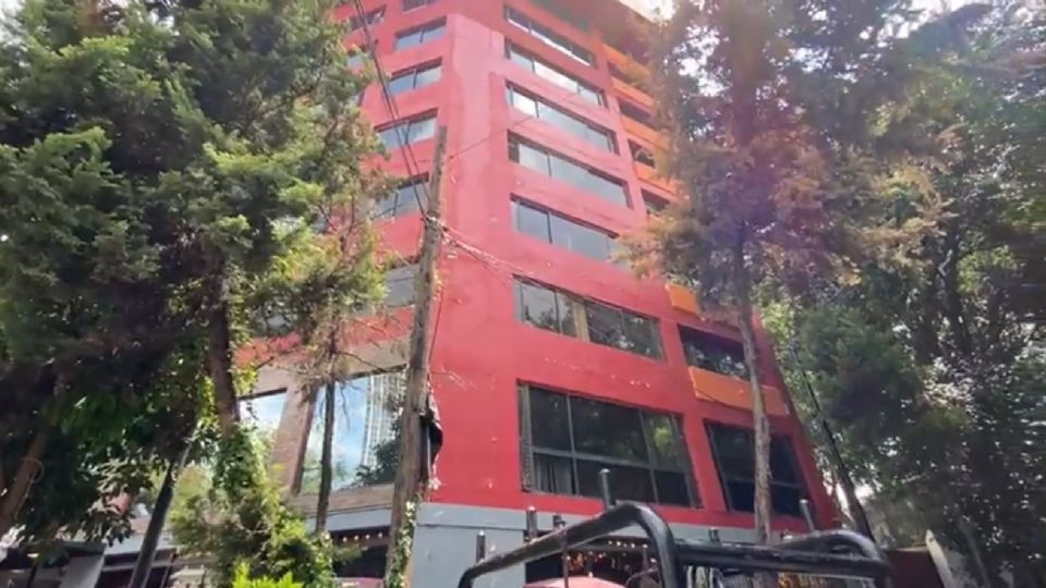 Uno de los edificios que resultó con daños se ubica en la calle Atenas, en la alcaldía Cuauhtémoc.