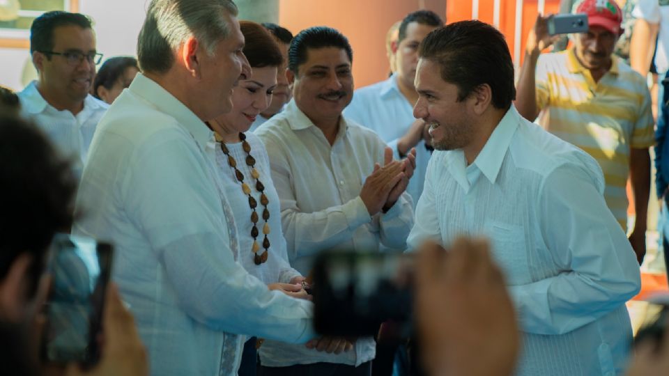 Adán Augusto López, titular de Segob, y Luis Humberto Montaño, presidente de Lumo Financiera del Centro en 2019