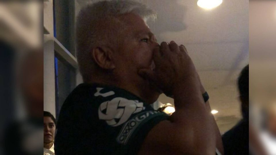 Luis Macías, 'El Pibe', no se aguantó las ganas y a grito abierto le echó una porra a la alcaldes Alejandra Gutiérrez, rompiendo el protocolo del Primer Informe de Gobierno.