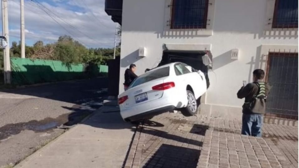 Pese a lo aparatoso del accidente, la conductora de la tercera edad resultó ilesa.