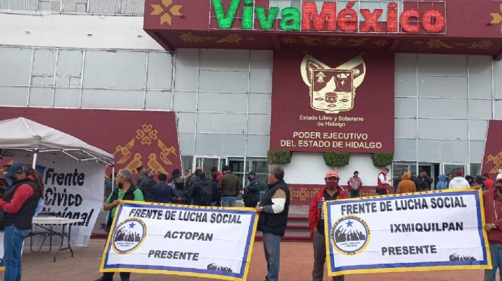 Cobra CFE hasta 100 mil pesos de luz a un vecino de Tolcayuca, se manifiestan