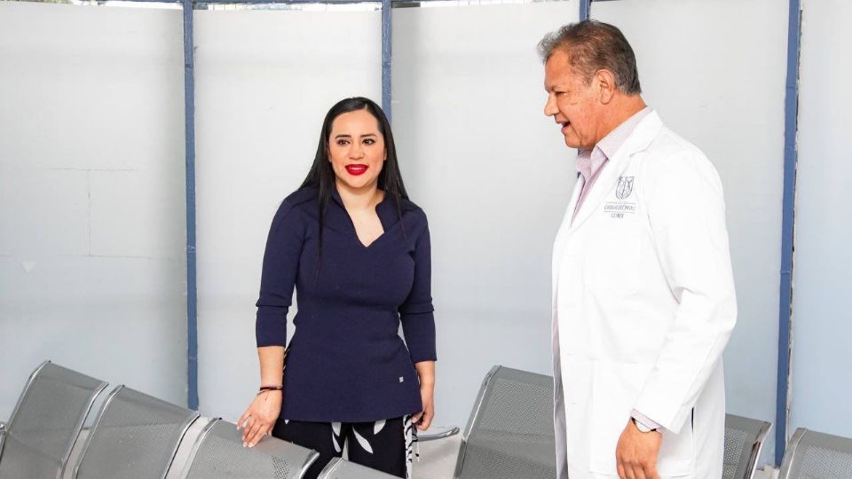 La alcaldesa Sandra Cuevas inauguró el consultorio acompañada por el médico Antonio Campa.