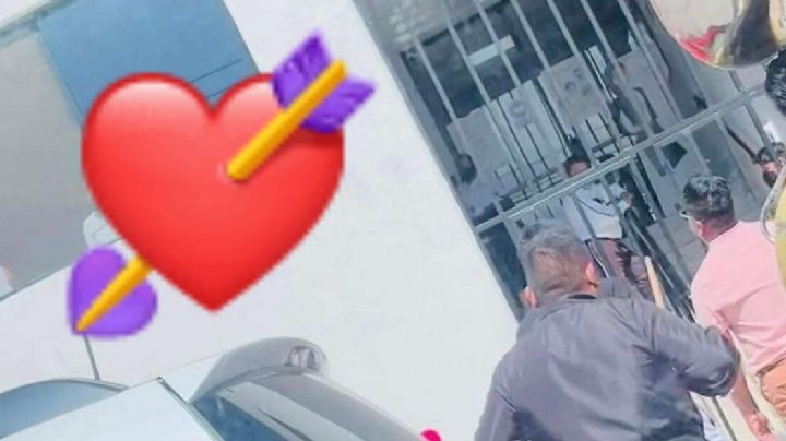 Nivel de romanticismo: lleva serenata a su novia hasta oficinas de la CFE | FOTOS