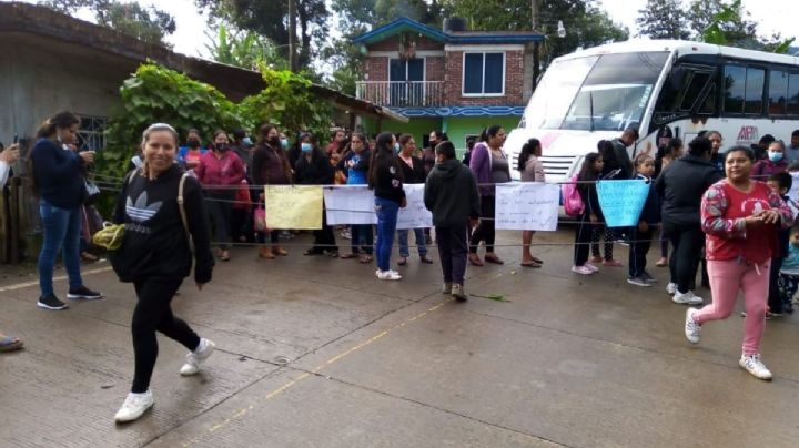 Bloquean carretera a Coscomatepec por falta de salones en Chocamán