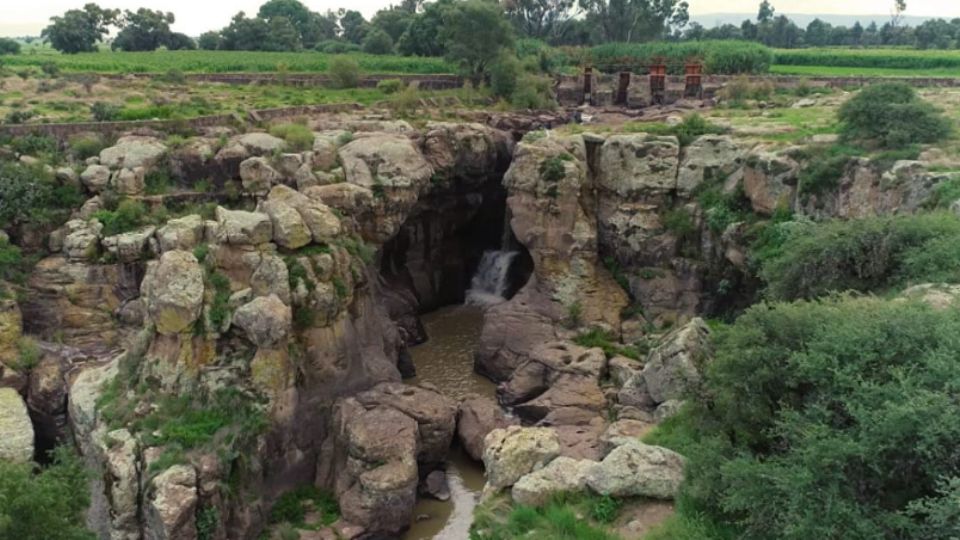 Cuando no es temporada de lluvias la cascada Salto de Ibarra, en Ocampo, se convierte en un estanque de agua sucia.