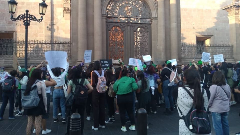 Los gritos de la marcha arreciaron frente a la Catedral Basílica, donde había una valla humana de al menos 50 personas que no estaban de acuerdo con las jóvenes pro abortistas.