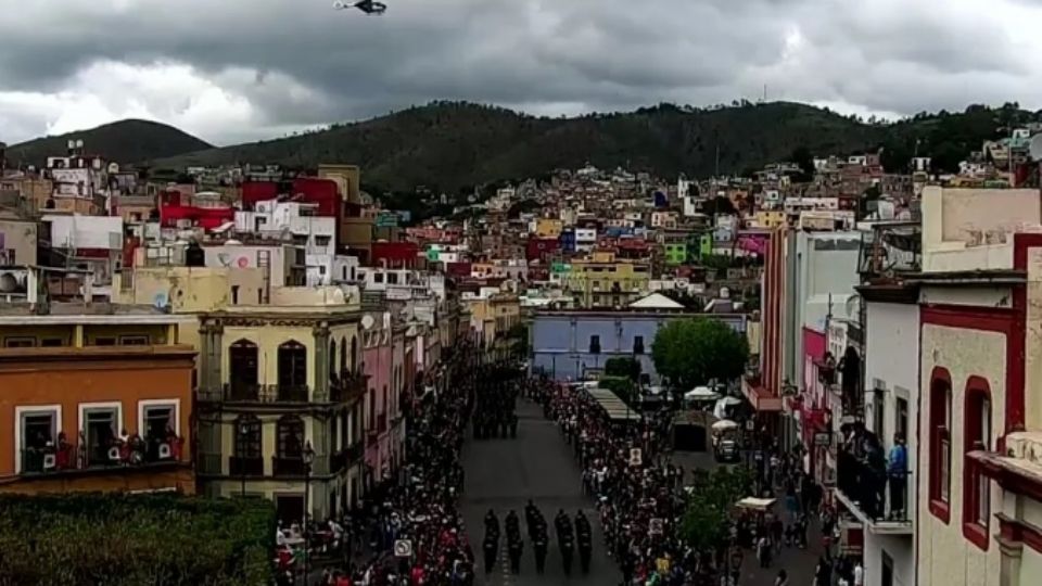 Aspecto del desfile conmemorativo del 212 aniversario de la Toma de la Alhóndiga de Granaditas.