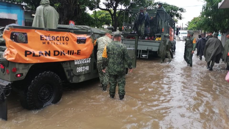 Elementos del Ejército auxiliaron a la población en la zona poniente de Veracruz, debido a las fuertes inundaciones