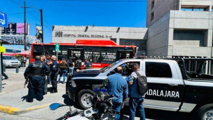 VIDEO: Sujeto enloquece en camión, toma de rehén a mujer y lo abaten