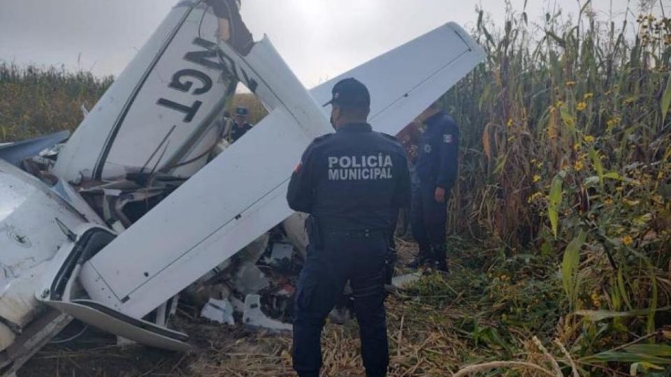 La avioneta color blanco cayó cerca del Aeropuerto Internacional de Toluca.