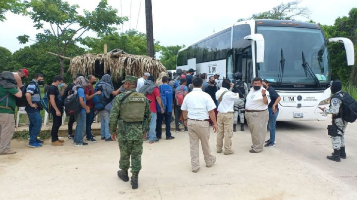 Asegura Guardia Nacional 2 autobuses con 180 migrantes en Moloacán