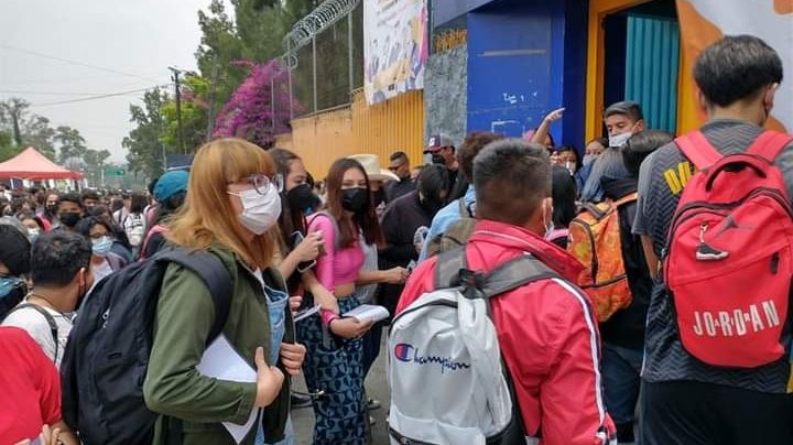 Alumnos del CCH Naucalpan amagan con paro si no les permiten vender dulces