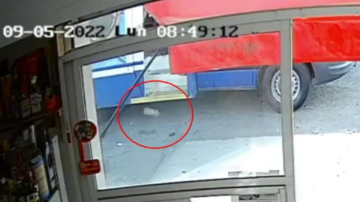 Captan a repartidores de Marinela tirando botella con orina frente a una tienda