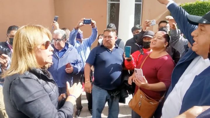 VIDEO | Lo que no viste en la toma de protesta: funcionaria se enfrenta con ambulantes