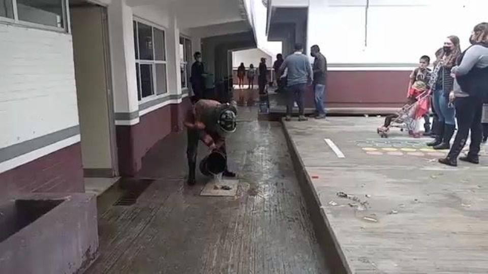 Cerca de 300 alumnos no pudieron tomar clases debido a que sus salones terminaron inundados por las intensas lluvias en Ecatepec.