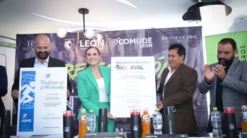 La alcaldesa de León, Alejandra Gutiérrez, recibió el aval de la FMAA para el XLII Maratón de León de manos del presidente de ese organismo, Antonio Lozano.