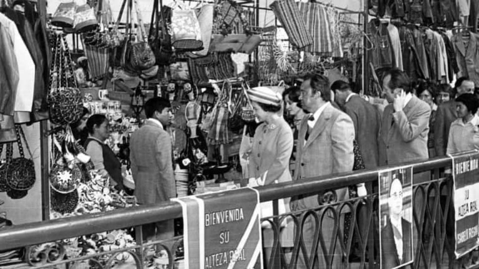 La reina Isabel II y el gobernador Luis H. Ducoing en el mercado Hidalgo.