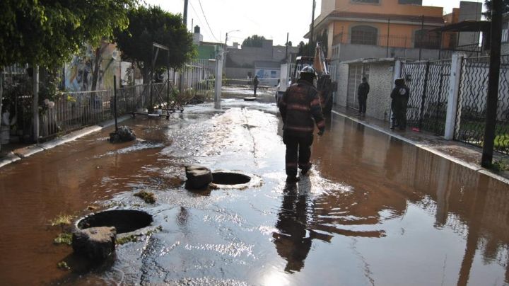 VIDEO: Megafuga de agua causa socavón e inunda viviendas en Ecatepec