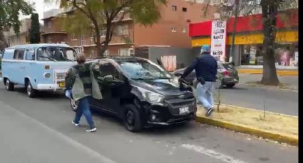 VIDEO: denuncian robo de auto; presunto asaltante huye corriendo