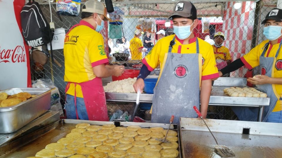 Entre los platillos que más buscan los visitantes a la Feria están las gorditas tarascas, huaraches y tortas.