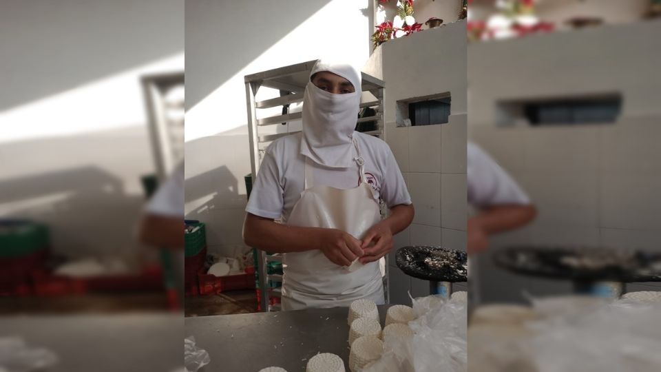 Beto Vázquez, es un joven de 22 años que trabaja en una cremería de Santa Bárbara, su labor es hacer yogurt de diferentes sabores, a él como a su hermana les enseñó el oficio su papá Alberto Vázquez.