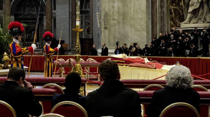FOTOS: Así despiden fieles al papa emérito Benedicto XVI