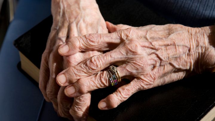 Mujeres mayores cuidando a mayores: de lo que casi nadie habla