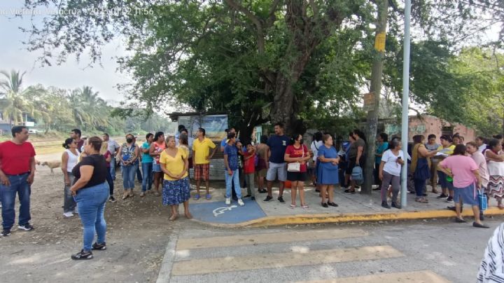 "Son fierro viejo", bloquean paso a transporte público en Santa Fe