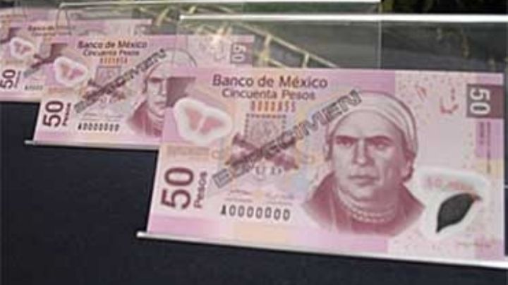 Billetes falsos de $50 pesos juntos en una megafortuna