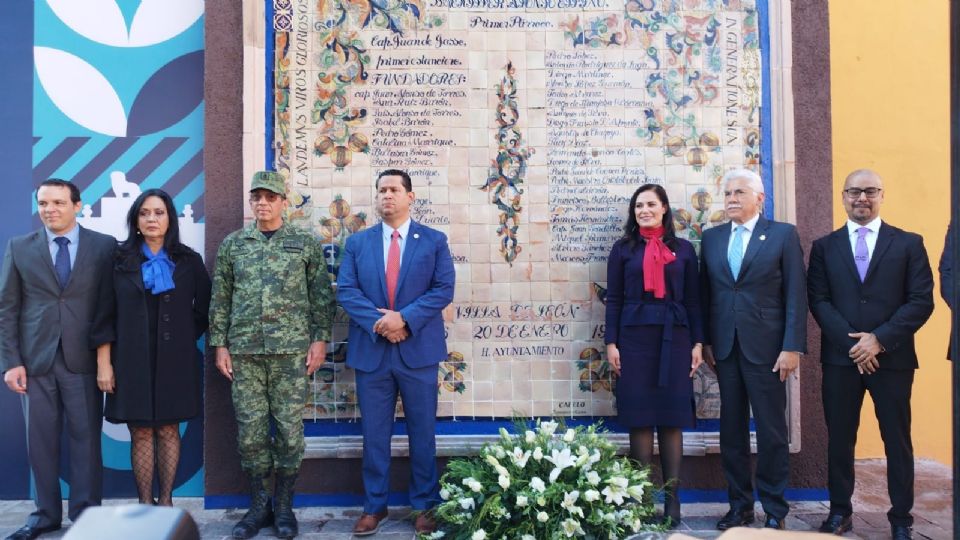 Guardia de honor en el mural en honor a los fundadores de lo que fue la Villa de León.