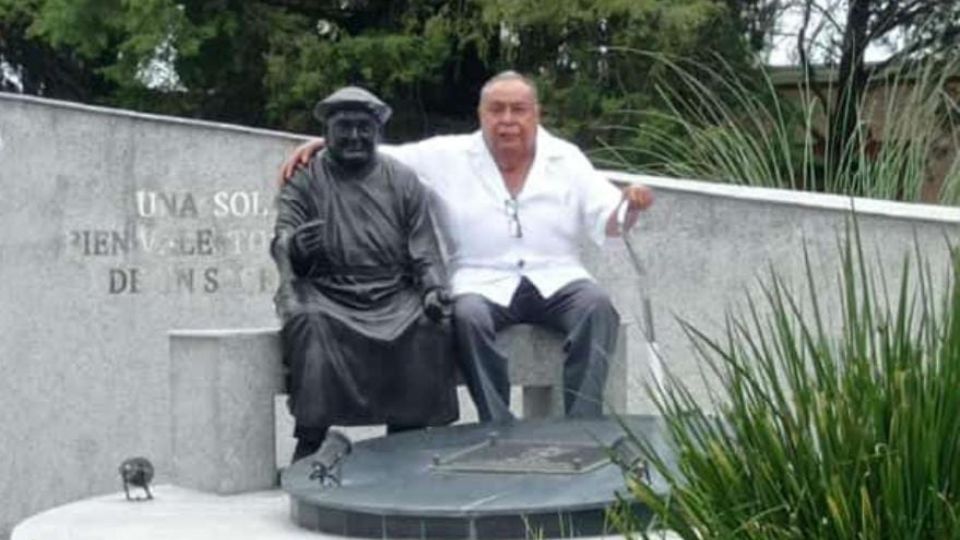 E Padre Cruz, junto a la estatua del Padre Fundador de los Misioneros de Natividad de María, Vicente Echarri Gil