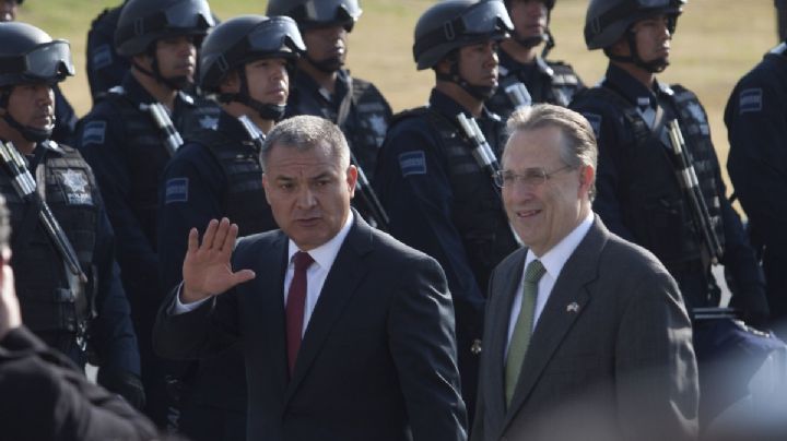 El beso al aire de García Luna a esposa e hijas, en el inicio de su juicio