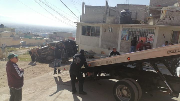 Vuelca combi en Ecatepec y deja 16 lesionados