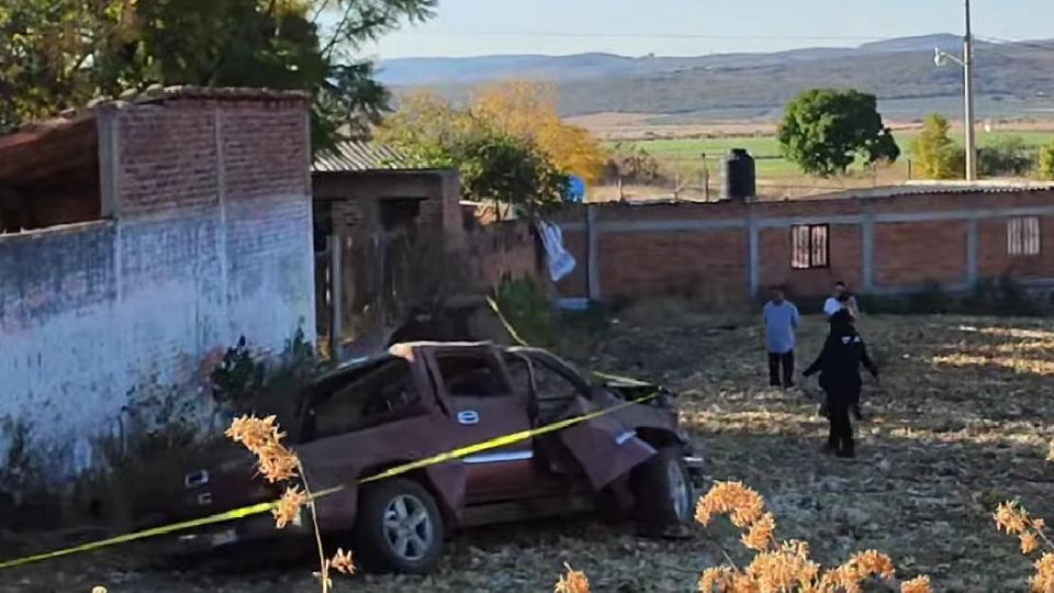 La camioneta se volcó cerca de la comunidad de Santa Ana Pacueco.