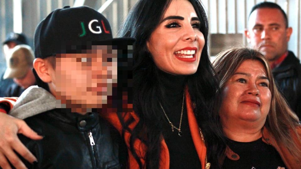 La alcaldesa Alma Denisse Sánchez Barragán posa junto a un menor de edad con una gorra con las iniciales de Joaquín Guzmán Loera.