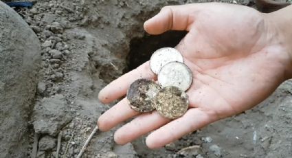 Abuelito encuentra tesoro enterrado: un costal con monedas de oro y plata