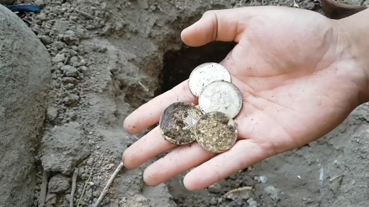 Abuelito encuentra tesoro enterrado: un costal con monedas de oro y plata