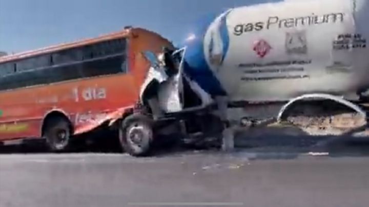 VIDEO: Pipa de gas choca contra autobús en carretera Chamapa-Lechería; hay 1 muerto