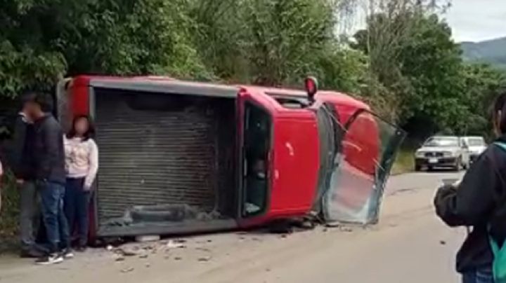 Estudiantes de bachillerato lesionados por volcadura de camioneta en Hidalgo