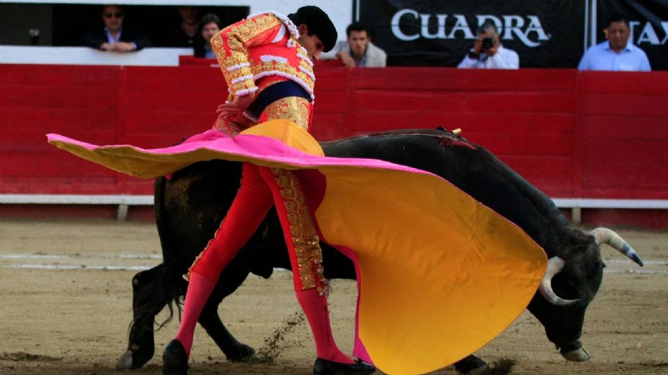 El aguascalentense Héctor Gutiérrez dio la única vuelta al ruedo de una tarde en la que no hubo material de donde echar mano.