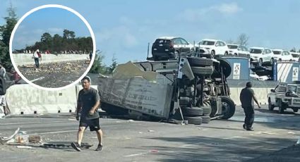 Rapiñan dulces tras volcar camión en libramiento Xalapa-Perote