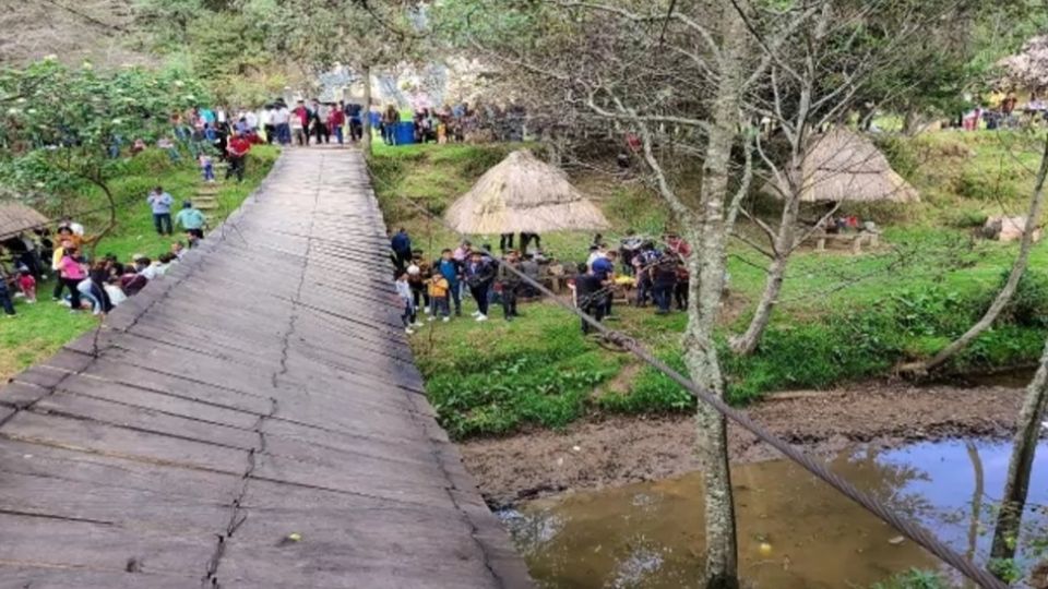 Decenas de personas se desplomaron junto con el puente; no hay reportes de lesionados de gravedad