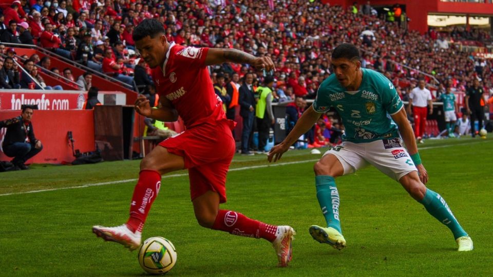 Luego del partido de futbol, aficionados del León y Toluca se enfrentaron a golpes en Metepec.