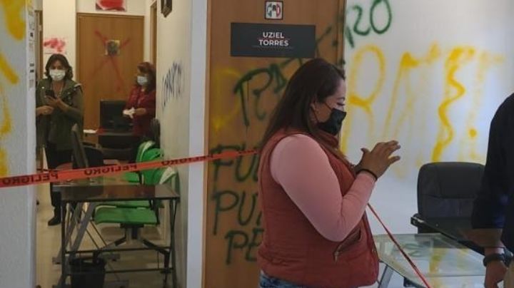 Irrumpen en oficinas de gobierno en Ecatepec; realizan pintas contra ediles de Morena, PRI y PRD