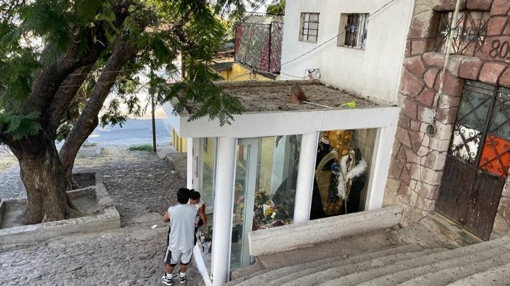 Capilla de la Santa Muerte bloquea vialidad en la calle Anda en León